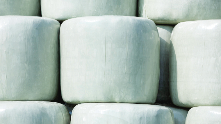 Stabel med rundballer