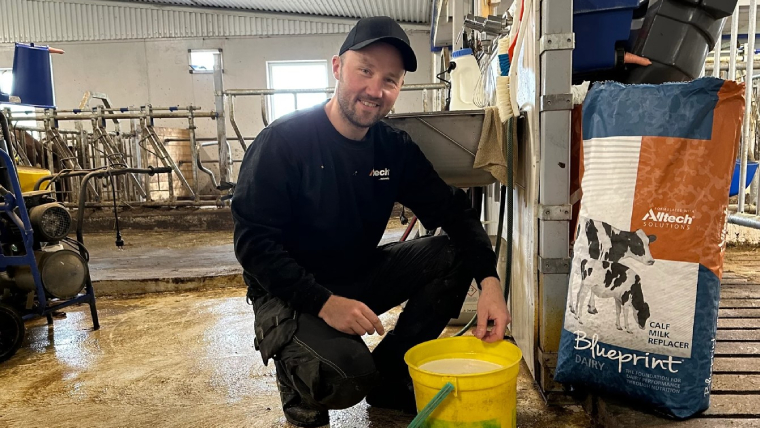 En person ved en sekk med Blueprint melk